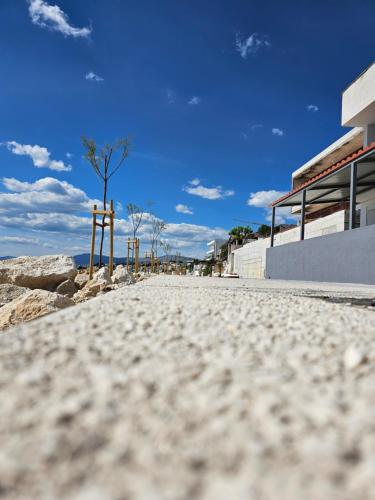 an empty road in front of a building at Apartment Hajdi in Podstrana