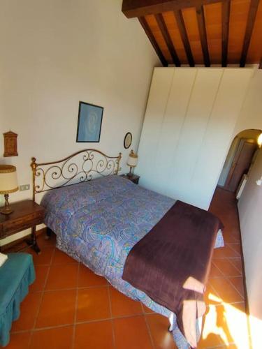 um quarto com uma cama num quarto em CASA DI NAT em Pratolino