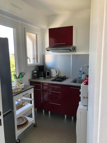 une cuisine avec un évier et une cuisinière four supérieur dans l'établissement Studio tout confort apercu mer, à Dinard