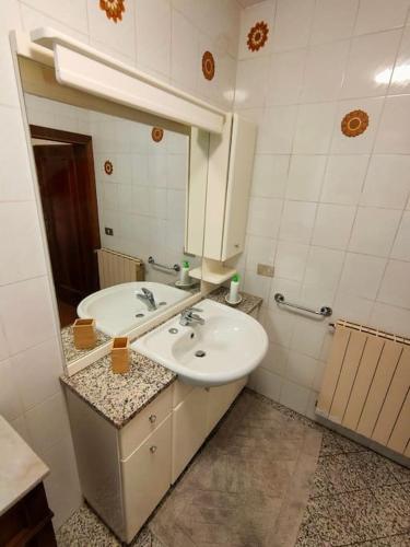 CASA DI NAT في Pratolino: حمام مع حوض ومرآة
