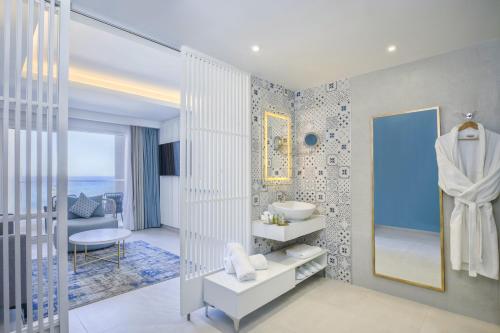 莫纳斯提尔Hilton Skanes Monastir Beach Resort的带水槽和镜子的浴室