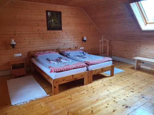 1 dormitorio con 2 camas en una cabaña de madera en Villa Tápai, 