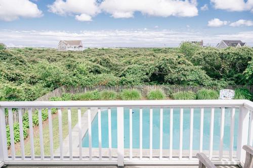 una vista desde el balcón de una casa en Relaxing guesthouse with pool, stunning views close to beach, en Nantucket