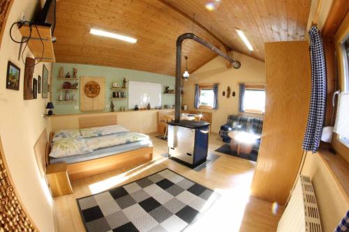 Zimmer mit einem Bett und einer Küche in einem Haus in der Unterkunft Landhaus Arberkristall in Bayerisch Eisenstein