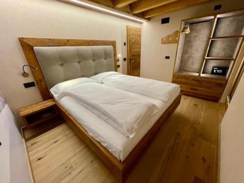 Een bed of bedden in een kamer bij Ewotions Lodge