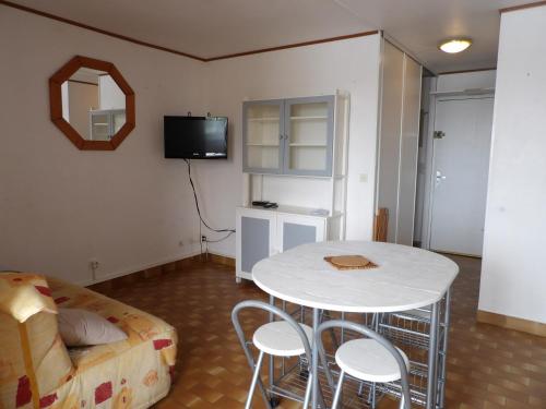 un salon avec une table et un canapé dans l'établissement St cyprien appartement en residence avec piscine, à Saint-Cyprien