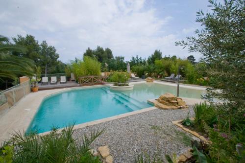 - une piscine dans un jardin paysager dans l'établissement Les Cyprès, à Laouque