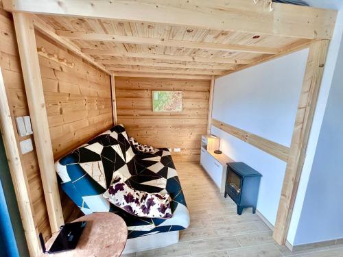 une petite chambre avec un lit et une télévision dans l'établissement Studio de 31m² idéalement situé aux pieds des remontées mécaniques été/hiver, à Saint-Gervais-les-Bains