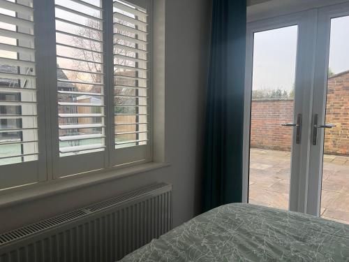 Schlafzimmer mit einem Bett und einem Fenster mit Aussicht in der Unterkunft 12 Ganderhill in Haywards Heath