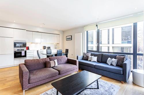 a living room with two couches and a table at Wonderful Holborn Apartment in London