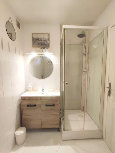 une salle de bain avec douche et lavabo dans l'établissement La Coquille, à Sète