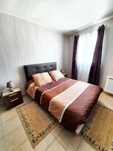 - une chambre avec un lit, une fenêtre et des tapis dans l'établissement Maison confortable à Ver-sur-Mer avec jardin privé, à Ver-sur-Mer