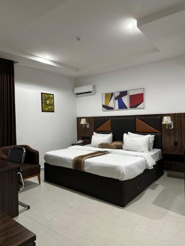 ein Schlafzimmer mit einem großen Bett in einem Zimmer in der Unterkunft Vinpy hotels in Uyo