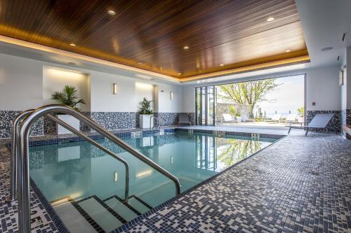 a swimming pool in a house at Qualicum Beach Inn in Qualicum Beach