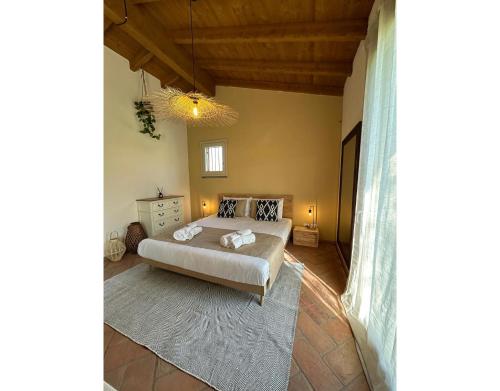 1 dormitorio con cama y lámpara de araña en Coutry House est en Oggiono