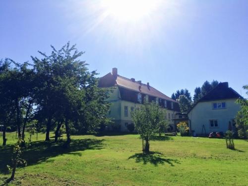 ein großes Haus mit Bäumen auf einem Feld in der Unterkunft 6 Krakow in Borkow