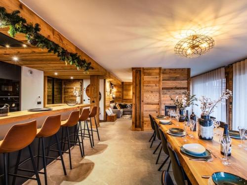 une salle à manger avec de longues tables et des chaises dans l'établissement Luxueux appartement 5 chambres avec jacuzzi et Wi-Fi aux Gets - FR-1-671-250, aux Gets