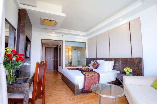 Postel nebo postele na pokoji v ubytování Ocean Waves Resort Cam Ranh