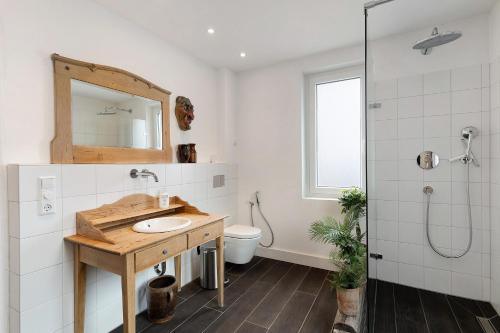 W łazience znajduje się umywalka i prysznic. w obiekcie Ferienhaus am Künstleratelier w mieście Riegel