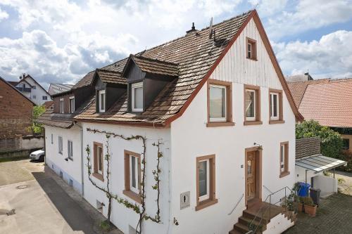 a white house with a brown roof at Ferienhaus am Künstleratelier in Riegel