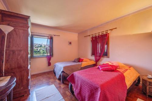 Crestuma的住宿－Porto Douro - appartement 1，一间卧室设有两张床和窗户。