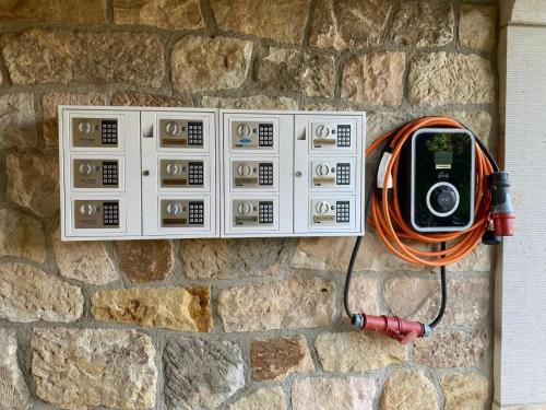 a wall with an electrical box with a camera on it at Ferienwohnung Penzlin im Rittergut Leppersdorf in Leppersdorf