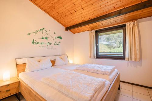 Postel nebo postele na pokoji v ubytování Ferienwohnpark Immenstaad am Bodensee Satteldachhaus Typ 10 SDS 127