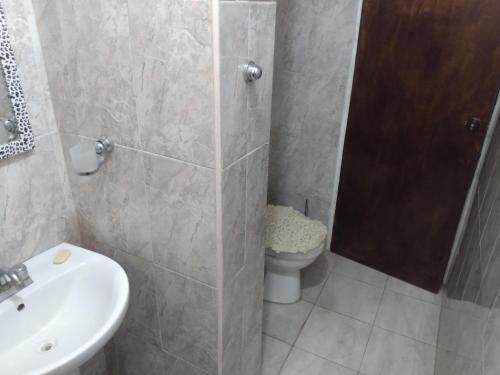 y baño con ducha, aseo y lavamanos. en Habitación para una persona, en Puerto La Cruz