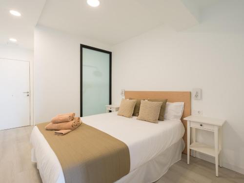 1 dormitorio blanco con 1 cama grande y espejo en Castle Mirador By CanariasGetaway, en Las Palmas de Gran Canaria