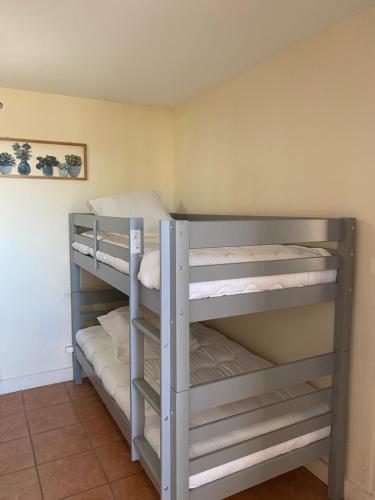 une chambre avec deux lits superposés dans l'établissement EXCEPTIONNEL - Appartement BAIE ST TROPEZ - Résidence BELLEVUE - LES ISSAMBRES, à Roquebrune-sur Argens