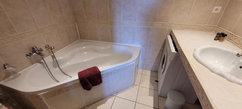 Koupelna v ubytování La Sarrazine - Suites - La Garde Freinet, Var