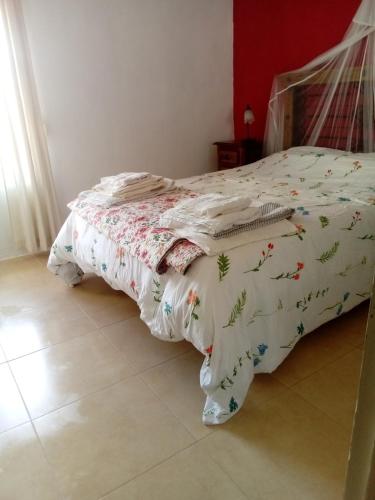 uma cama com um edredão branco com árvores em Vista Terraza Illora em Illora