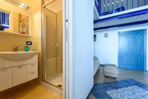 ein Bad mit einem Waschbecken, einer Dusche und einem Spiegel in der Unterkunft [Sorrento Coast] - Suite 10 Meters From The Sea in Meta