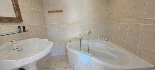 Koupelna v ubytování La Sarrazine - Suites - La Garde Freinet, Var