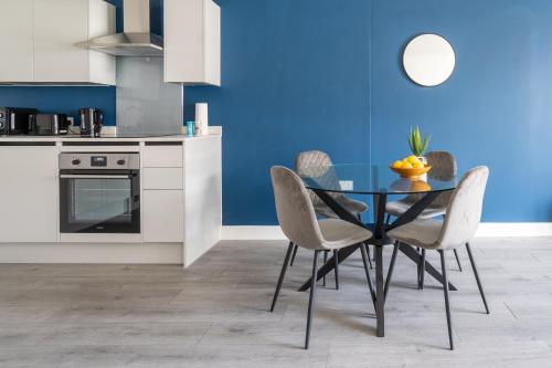Una cocina o cocineta en Indigo Heaven at Hemel