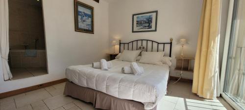 Postel nebo postele na pokoji v ubytování La Sarrazine - Suites - La Garde Freinet, Var