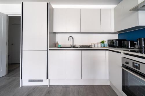 Una cocina o cocineta en Indigo Heaven at Hemel