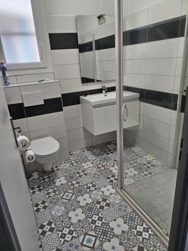a bathroom with a toilet and a sink and a shower at Appartement à proximité de toutes commodités in Rivesaltes
