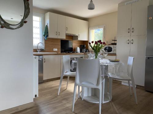 une cuisine avec une table et des chaises ainsi qu'une cuisine avec une table et des chaises dans l'établissement Le Semnoz, à Saint-Jorioz