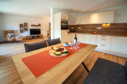 una cocina con una mesa con un pastel. en Ferienwohnung Bergnasennen, en Pfronten