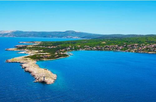 an island in the middle of a body of water at App2 Marin in Šilo