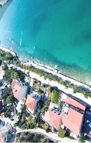 an aerial view of a beach and the ocean at App2 Marin in Šilo