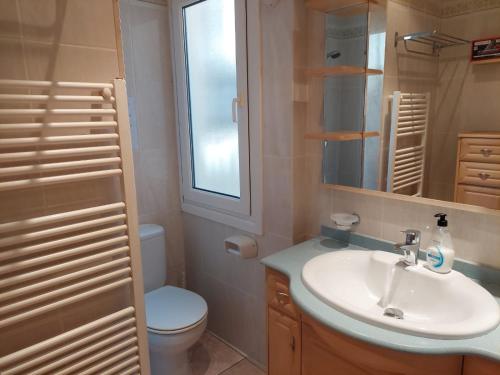 デニアにあるBelemのバスルーム(洗面台、トイレ、鏡付)