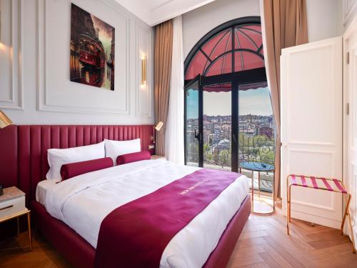 um quarto com uma cama grande e uma janela grande em New Inn Hotel Old Town em Istambul