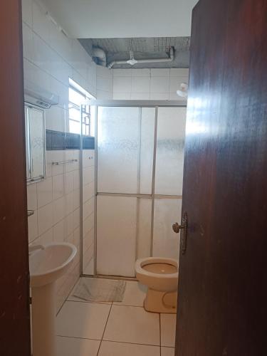 ein Bad mit einem WC und einem Waschbecken in der Unterkunft Assel Xaxim AP2 Curitiba in Curitiba