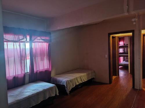 Zimmer mit 2 Betten und einem Fenster in der Unterkunft Assel Xaxim AP2 Curitiba in Curitiba