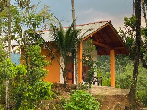 una pequeña casa en medio de un bosque en Sinharaja Cabana, en Matara