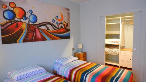 ein Schlafzimmer mit einem Bett und einem Wandgemälde in der Unterkunft B&B del Cactus in Corridonia
