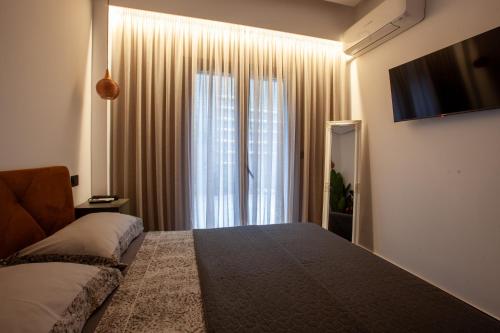 Giường trong phòng chung tại Carmen's cozy&luxury apartment!