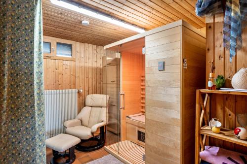 a small room with a chair and a shower at Odenwald Ferienwohnung in Schönbrunn